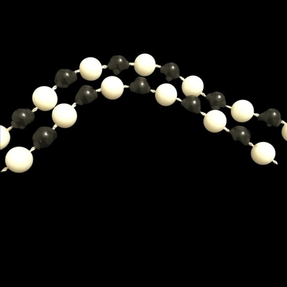 Vintage Black and White Beaded Necklace - Picture 4 of 4
